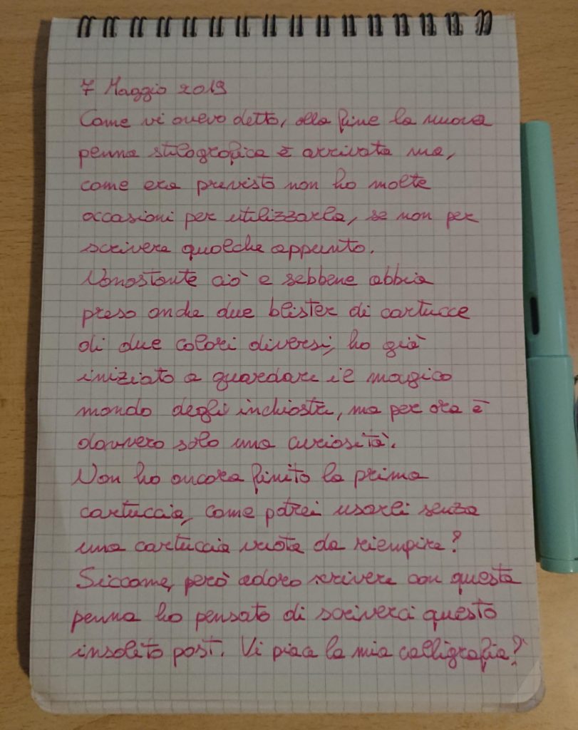 Come vi avevo detto, alla fine la nuova penna stilografica è arrivata ma, come era previsto non ho molte occasioni di utilizzarla, se non per scrivere qualche appunto. Nonostante ciò e sebbene abbia preso anche due blister di cartucce di due colori diversi, ho già iniziato a guardare il magico mondo degli inchiostri, ma per ora è davvero solo curiosità. Non ho ancora finito la prima cartuccia, come potrei usarli senza una cartuccia vuota da riempire? Siccome però adoro scrivere con questa penna ho pensato di scrivere questo insolito post. Vi piace la mia calligrafia?